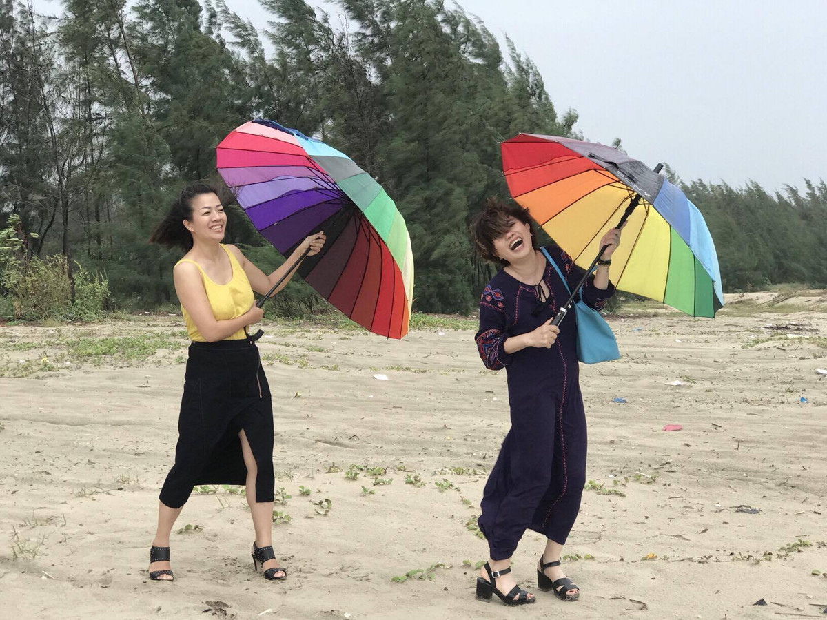 Ngọc Huyền thường xuyên du lịch cùng bạn bè. Diễn viên Như Trang là người em rất thân thiết với Ngọc Huyền tại Nhà hát Tuổi trẻ cũng thường xuyên có mặt trong các cuộc vui của chị.