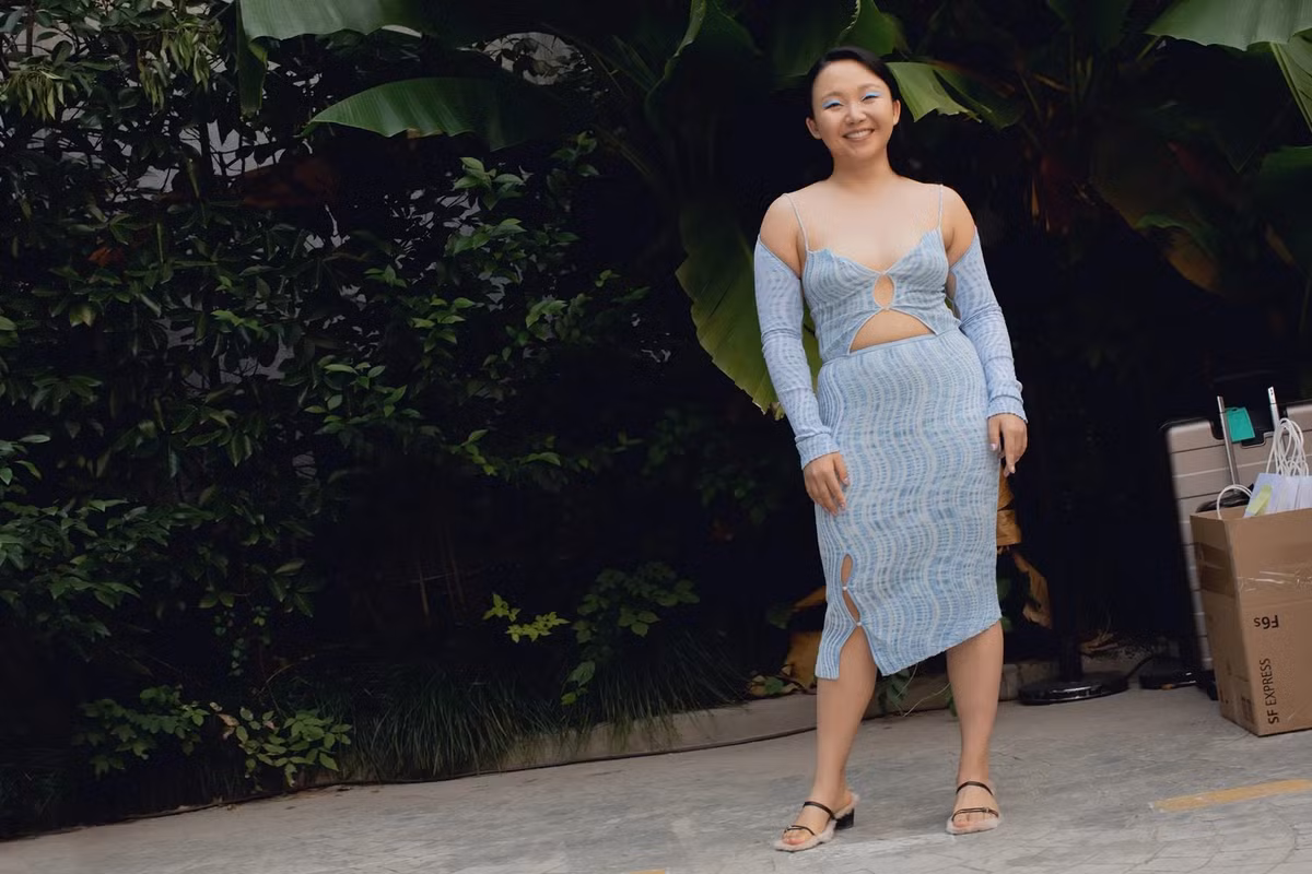 Nhờ sức hút của bộ phim Euphoria, "váy cắt xẻ" từng trở thành một trong những item được tìm kiếm nhiều tại Mỹ. Theo trang thương mại điện tử Love the Sales, lượng tìm kiếm từ khóa "váy đen cắt xẻ" tăng 890%. Đây là một trong những dấu hiệu cho thấy xu hướng diện trang phục cut-out đang nổi tiếng trở lại. Ảnh: Getty.