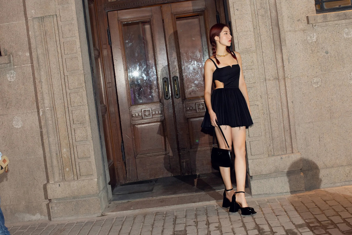 Nhà thiết kế Christopher Esber đã tạo nên một "làn sóng" trên mạng xã hội sau khi để Zendaya mặc 2 mẫu váy cut-out vào năm 2019 và 2020. Các thiết kế của Christopher Esber được nhiều nghệ sĩ khác ưa chuộng. Ảnh: Vogue.