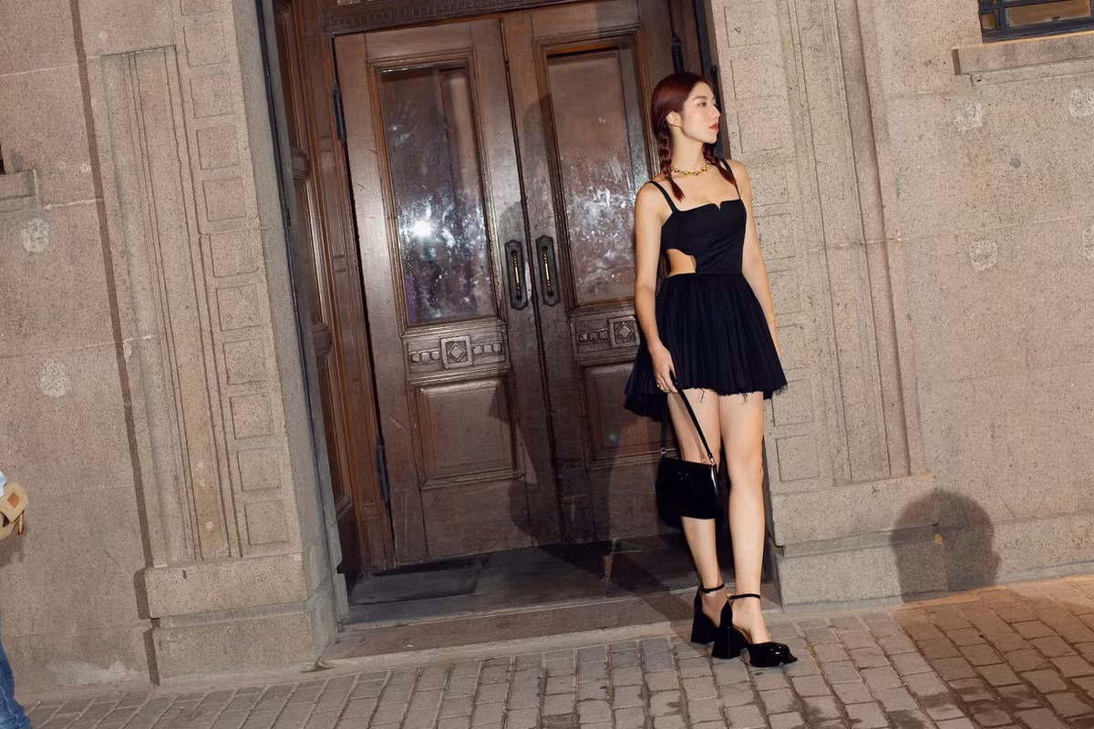 Nhà thiết kế Christopher Esber đã tạo nên một "làn sóng" trên mạng xã hội sau khi để Zendaya mặc 2 mẫu váy cut-out vào năm 2019 và 2020. Các thiết kế của Christopher Esber được nhiều nghệ sĩ khác ưa chuộng. Ảnh: Vogue.