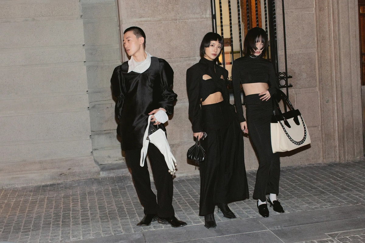 Trong thế giới thời trang cao cấp, đồ cắt xẻ xuất hiện trên sàn diễn từ những năm 1990. Show diễn của Gucci năm 1996 đã giới thiệu các thiết kế mang tính biểu tượng. Ảnh: Vogue.