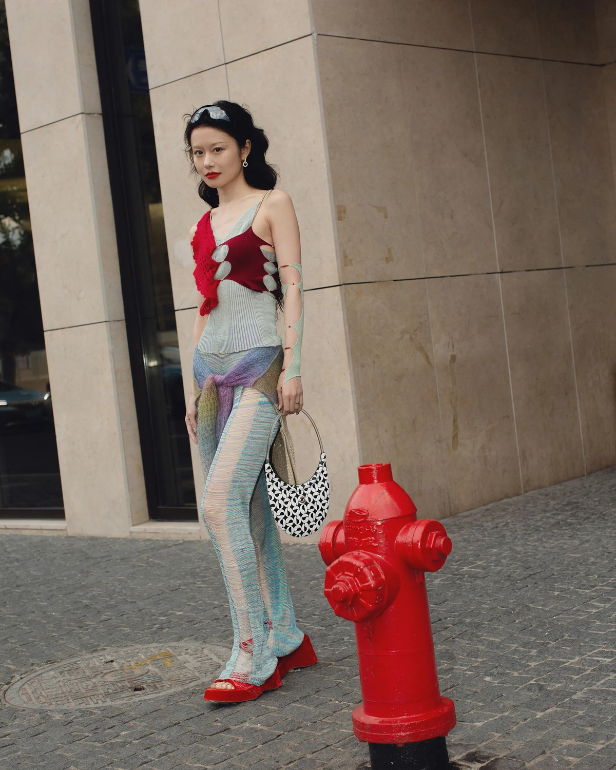 Trên sàn diễn, nhiều nhà thiết kế tích cực lăng xê phong cách gợi cảm. Họ giới thiệu các mẫu váy áo xuyên thấu, cắt xẻ. Tuy nhiên, xu hướng diện trang phục xuyên thấu không quá phổ biến trên đường phố Thượng Hải. Thay vào đó, giới trẻ ở đây chuộng các mẫu trang phục có chi tiết cut-out ở eo, hông. Ảnh: Yumeng Zheng.