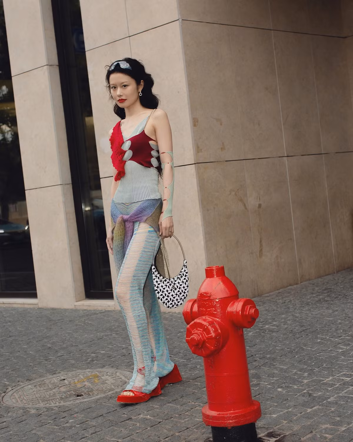 Trên sàn diễn, nhiều nhà thiết kế tích cực lăng xê phong cách gợi cảm. Họ giới thiệu các mẫu váy áo xuyên thấu, cắt xẻ. Tuy nhiên, xu hướng diện trang phục xuyên thấu không quá phổ biến trên đường phố Thượng Hải. Thay vào đó, giới trẻ ở đây chuộng các mẫu trang phục có chi tiết cut-out ở eo, hông. Ảnh: Yumeng Zheng.