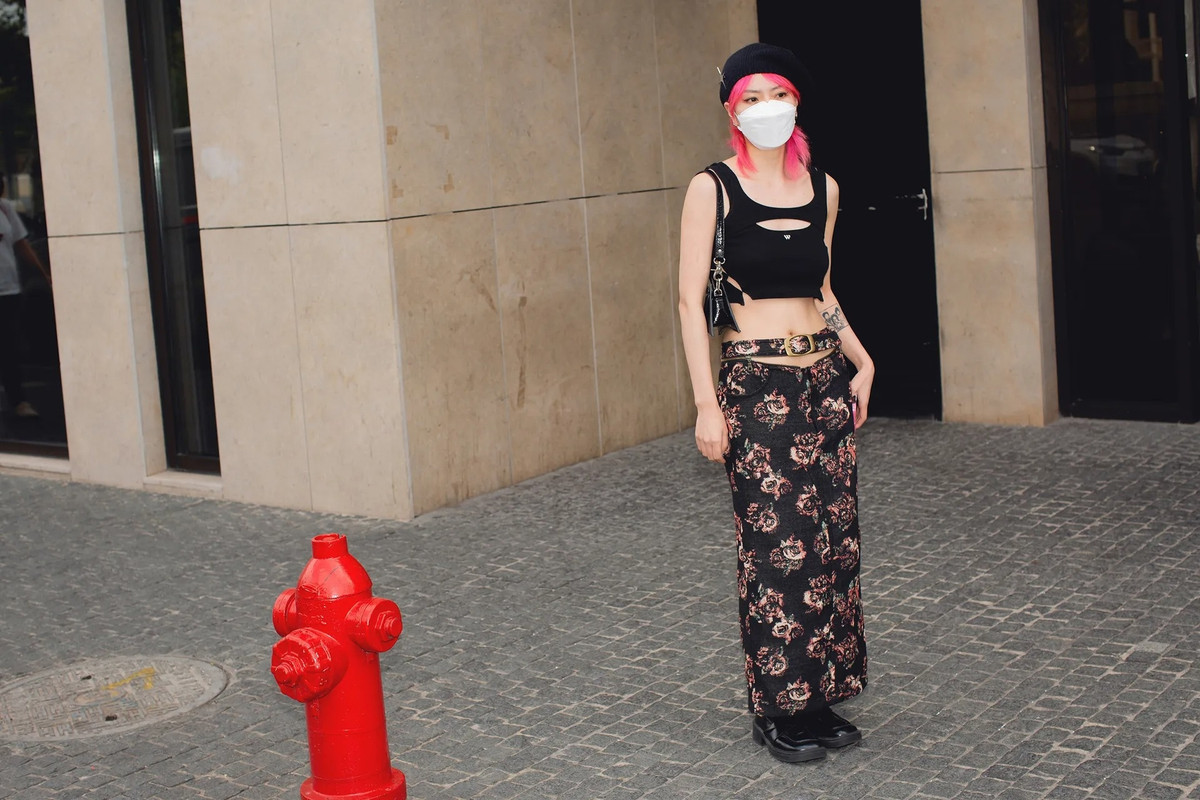 Trong năm 2022, phong cách gợi cảm phủ sóng mạnh mẽ. Sau khoảng thời gian giãn cách, giới mộ điệu bắt đầu tìm đến các thiết kế quyến rũ, thể hiện được cá tính riêng. Trào lưu ăn diện gợi cảm dần phổ biến ở châu Á. Trong khi đó, giới trẻ ở Trung Quốc đặc biệt ưa chuộng trang phục cắt xẻ. Điều này được thể hiện rõ ràng qua những bức hình chụp thời trang đường phố của nhiếp ảnh gia Yumeng Zheng. Ảnh: Vogue.