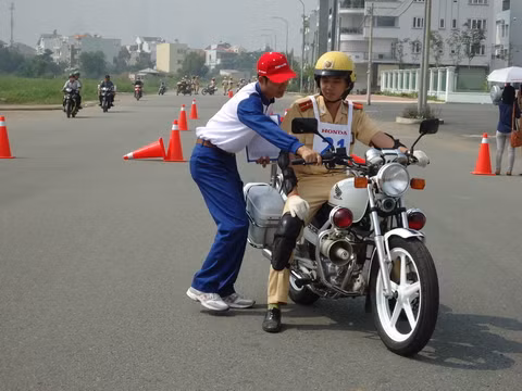 Một chiến sĩ CSGT tập lái chiếc xe phân khối lớn 200cc một cách an toàn.