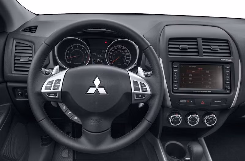 Hệ thống an toàn trên xe Outlander Sport bao gồm: túi khí an toàn cả phần đầu gối, hệ thống chống bó cứng phanh ABS, phân bổ lực phanh điện tử EDB, hỗ trợ khi khởi động trên địa hình dốc, hệ thống điều khiển sức kéo và theo dõi áp suất lốp...​