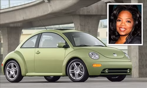 Oprah Winfrey được đánh giá là một trong những MC thành công nhất cho đến nay. Tổng giá trị tài sản của bà lên tới gần 3 tỷ USD, tuy nhiên bà lại chọn mẫu Volkswagen Beetle đời mới có giá chỉ hơn 22.000 USD.