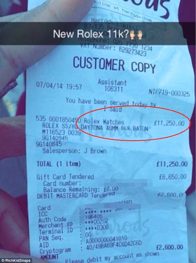 Bước chân vào thị trường chứng khoán khi mới 12 tuổi, nhờ tài năng của mình, cậu bé nhanh chóng trở thành tỷ phú với khối tài sản khổng lồ. Ảnh: Rich Kids khoe vừa mua chiếc đồng hồ Rolex giá lên tới hơn 11 nghìn USD.