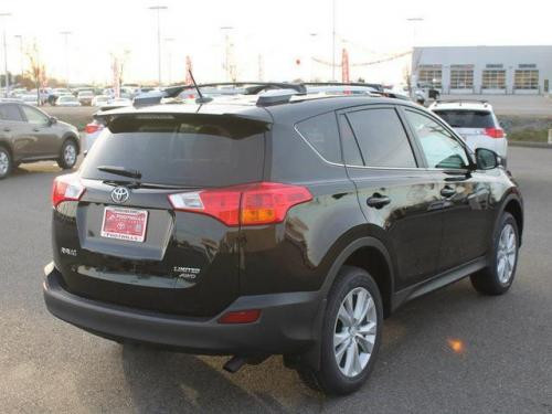 Đuôi xe thiết kế đơn giản, cánh gió và cụm đèn hậu của RAV4 2014 lớn hơn so với các thế hệ cũ từng có mặt tại Việt Nam.
