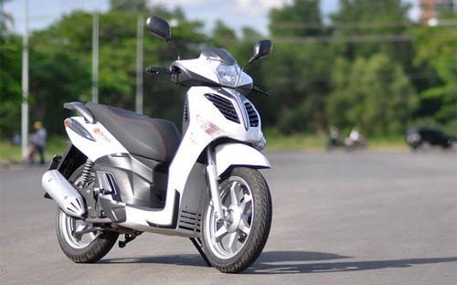 Thiết kế của Caffé Nero chú trọng vào các đường góc cạnh, mặt nạ xe cúi gầm kết hợp với 2 hút gió hình nan quạt, 2 đèn xi-nhan nhỏ gọn nằm bên.