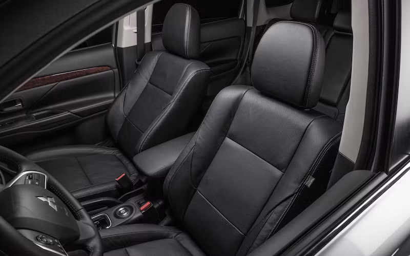 Ghế ngồi ôm lưng tiện nghi làm giảm sự căng thẳng mệt mỏi cho lái xe.