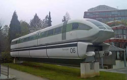 Transrapid 06 là mẫu tàu điện thứ ba của Công ty Transrapid ra đời năm 1988. Tàu từng đạt tốc độ kỉ lục 412,6 km/h khi không có tải.