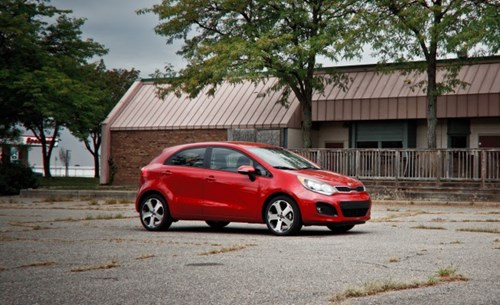 Kia Rio LX đến từ Hàn Quốc được thiết kế dựa trên dây truyền hiện đại với nhiều tiện ích đặc biệt dành cho khách hàng. Xe được trang bị động cơ mạnh mẽ sinh ra công suất 138 mã lực. Giá xe được bán là 14.700 USD.