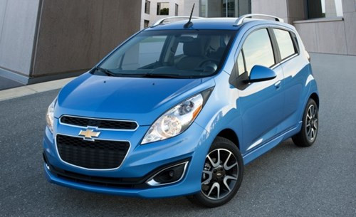 Chevrolet Spark LS trang bị động cơ 4 xi-lanh 1,2 lít nhưng chỉ sinh ra công suất 84 mã lực. Bù lại xe có kiểu dáng trang nhã, lịch sự, phù hợp với mọi công việc. Giá xe được bán 12.900 USD.