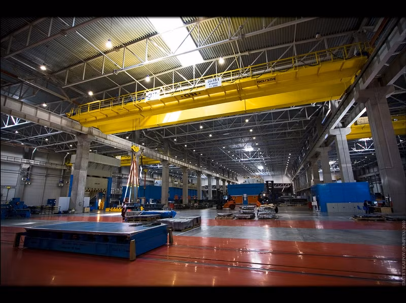 Quang cảnh bên trong nhà máy khá vắng vẻ bởi hầu hết các chi tiết ôtô đều được sản xuất và lắp ráp tự động bởi hệ thống máy móc, dây chuyền tân tiến nhất hiện nay.