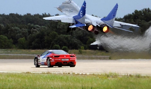 Chiếc Ferrari thử khả năng tăng tốc của mình với chiến đấu cơ Su-27.