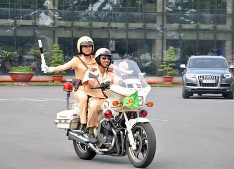 Đội bảo vệ phái đoàn tập luyện trên xe Honda CBX 750.