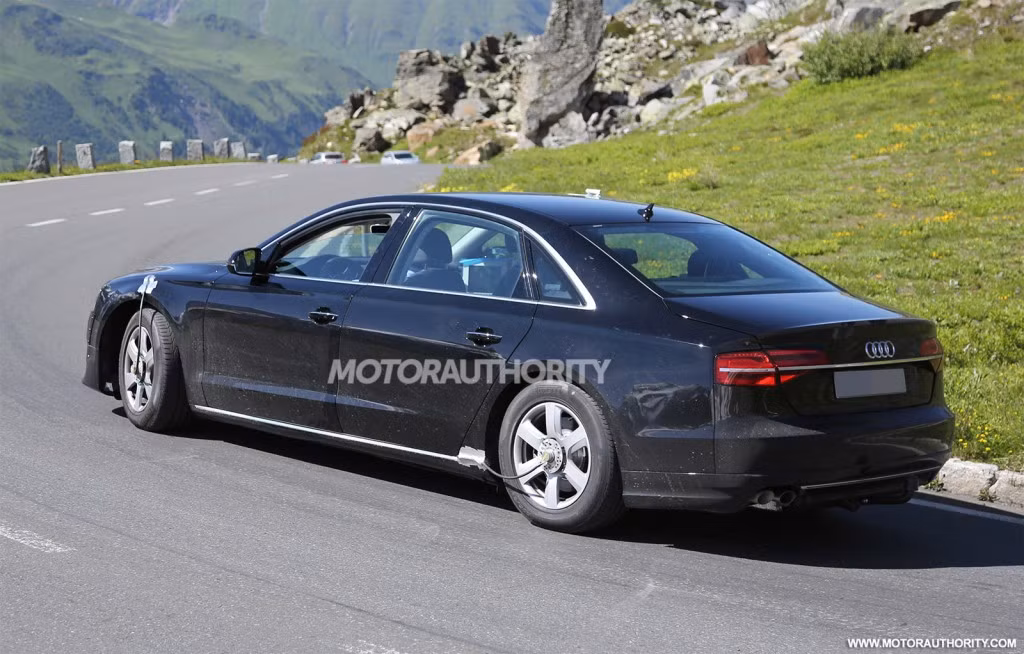 Đuôi xe hoàn toàn khác so với với những "người anh em" Audi A8 đang có mặt trên thị trường. Về động cơ, xe dự kiến sẽ sử dụng động cơ 4 xi-lanh V6 hoặc V8 hybrid hoặc thuần xăng tùy theo lựa chọn của người tiêu dùng.