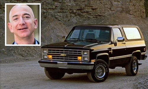 Jeff Bezos - ông chủ của Amazon có mức thu nhập hàng tỷ USD mỗi năm. Tuy nhiên, vị chủ tịch này lại khiêm tốn khi chỉ lái chiếc xe cùi Chevrolet Blazer đời cũ với giá 5-7.000 USD.