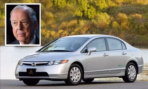 T. Boone Pickens - Chủ tịch quỹ đầu tư BP Capital Management tại Mỹ lựa chọn chiếc Honda Civic làm bạn đồng hành với mình trong nhiều năm liên tiếp. Chiếc xe được ông tậu về với giá chỉ 18.000 USD.