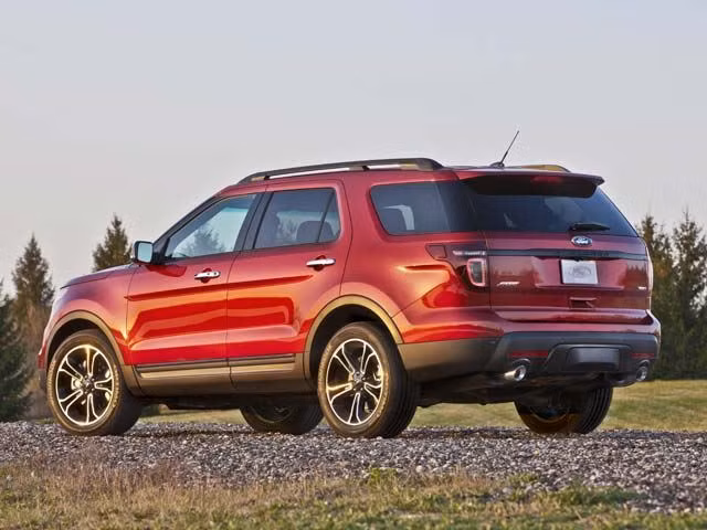 Ford Explorer Sport nổi bật với kiểu dáng hầm hố, gầm cao, máy khỏe công suất 350 mã lực. Điểm nhất của dòng xe này là lưới tản nhiệt trước mang phong cách đặc trưng làm nên thương hiệu của Ford.