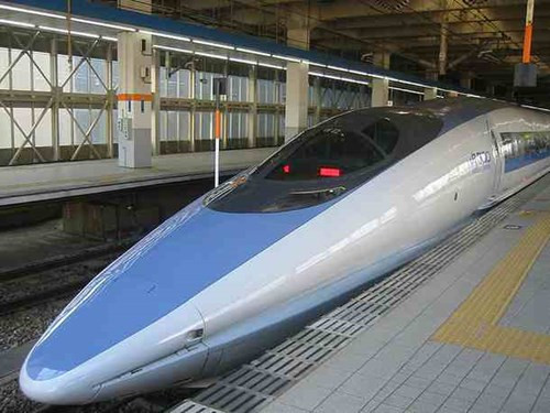 Shinkansen là mẫu tàu điện do Tập đoàn Đường sắt Nhật Bản phát triển. Tàu chạy trên hệ thống đường ray thông thường nhưng đạt vận tốc lên tới 443 km/h.
