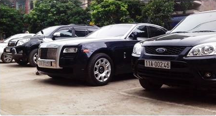 Rolls-Royce Ghost nổi bật giữa dàn xe đẳng cấp tại Cao Bằng.