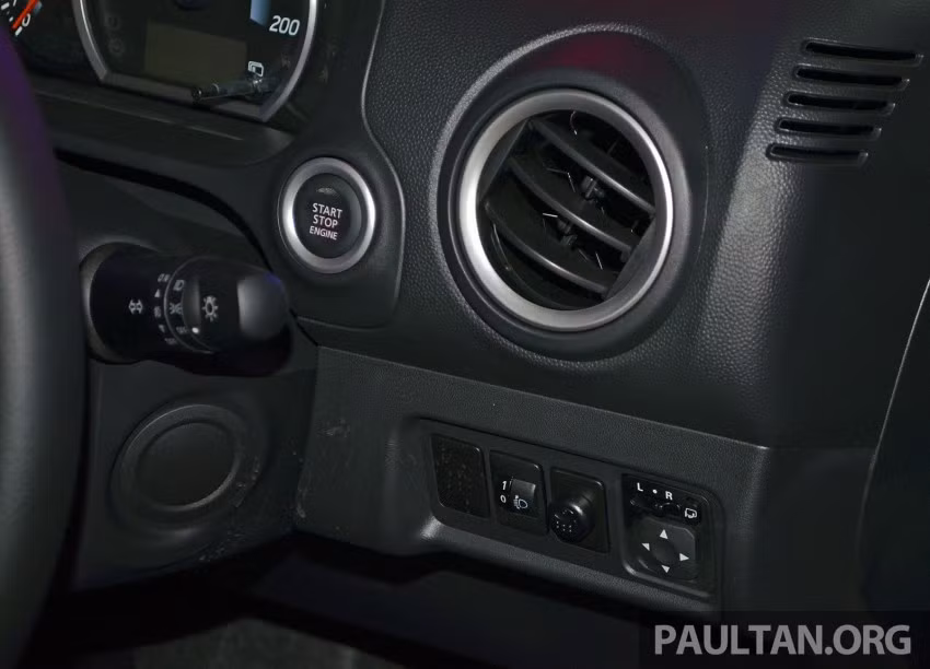 Các chi tiết nội thất trên xe khá đơn giản và tiện dụng với khách hàng.