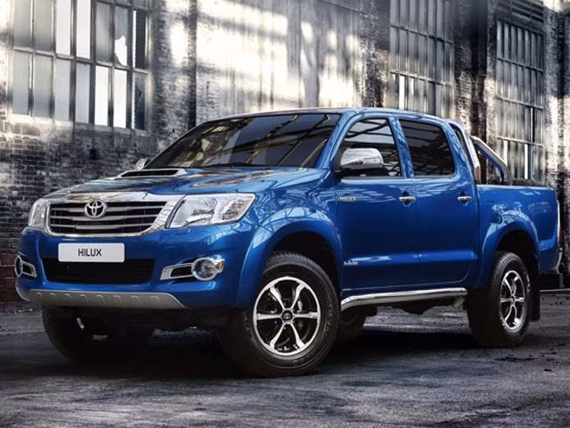 Theo đánh giá của Top Gear, Toyota Hilux là mẫu xe dân sự được sử dụng nhiều nhất trong quân đội, đặc biệt tại các quốc gia Trung Đông và châu Phi nhờ giá thành rẻ, hiệu quả hoạt động cao, phù hợp với địa hình hoang mạc, đồi núi.