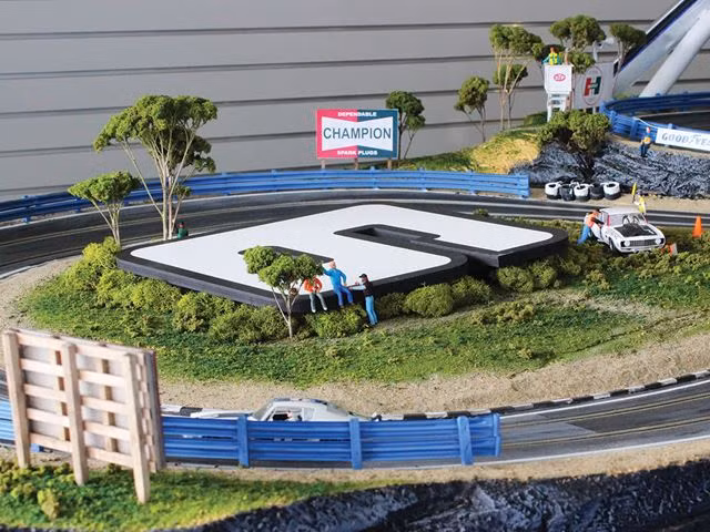 Giá chiếc xe-trường đua này được rao bán ở mức 85.000 USD.