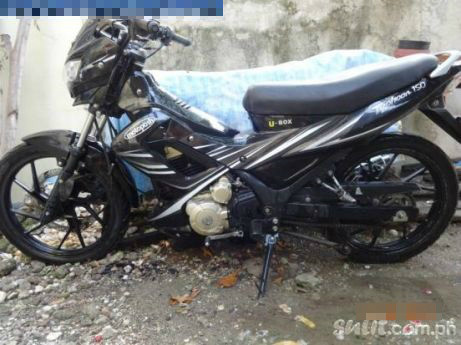 Nhìn thoáng qua, nhiều người lầm tưởng đây là một chiếc Suzuki Raider. Tuy nhiên, khi soi kỹ, người ta mới nhìn ra logo của Typhoon.