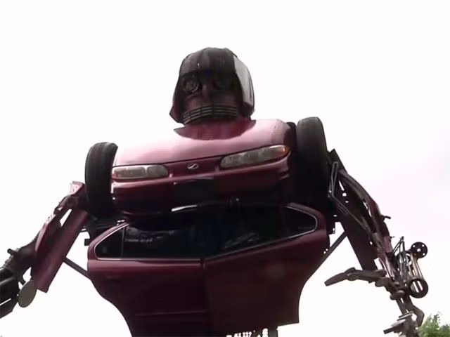 Anh này cho biết vì đam mê bộ phim viễn tưởng nổi tiếng Transformer, anh đã quyết định tự chế tạo một con robot cho riêng mình bằng chiếc ôtô cũ anh mua lại với giá rẻ.