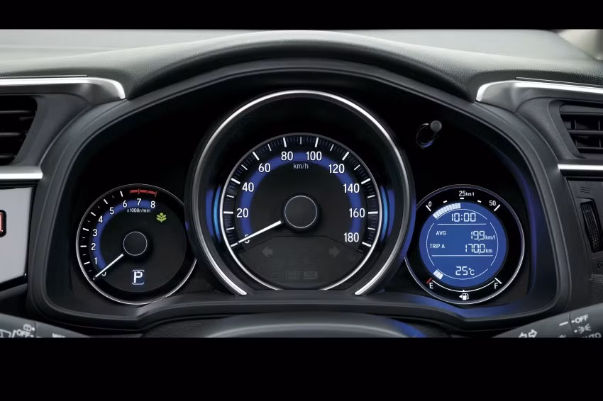 Đồng hồ hiển thị tốc độ và các thông số khác rõ ràng và tiện lời dành cho lái xe.