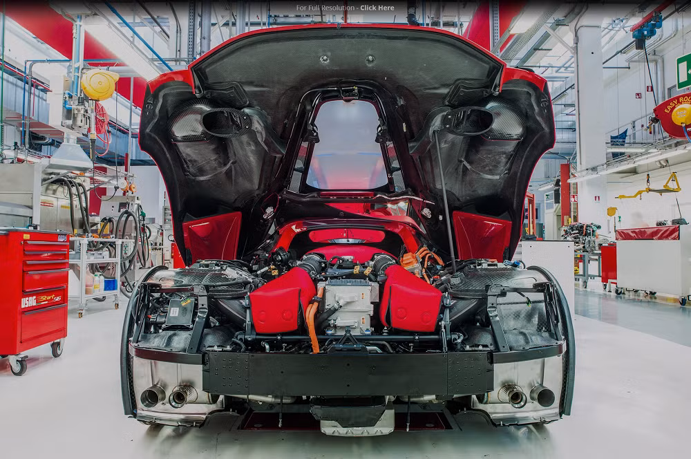 Khối động cơ V12 kết hợp cùng động cơ điện mang lại tổng công suất 963 mã lực lộ diện dưới nắp capo. Với sức mạnh “khủng” và trọng lượng nhẹ, LaFerrari có thể đạt vận tốc tối đa vượt mức giới hạn điện tử 350 km/h và có khả năng tăng tốc từ 0-100 km/h trong vòng chưa đến 3 giây.