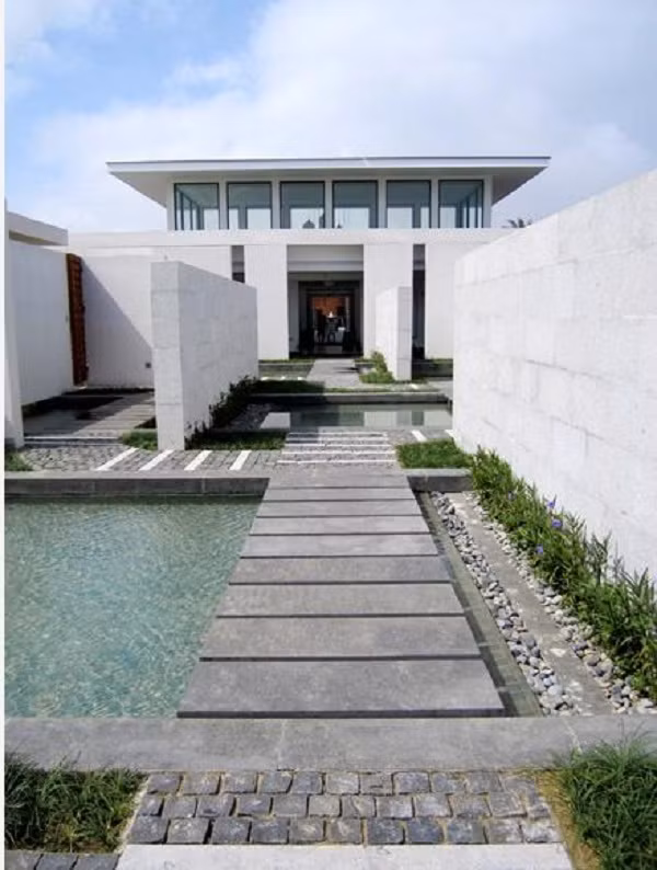 Đường đi được ốp đá hoa cương ven theo những hồ nước và khoanh cỏ xanh.