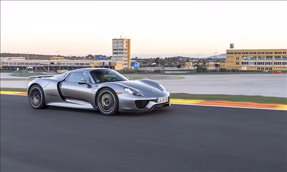 Porsche 918 Spyder được cho là siêu xe đầu tiên kiểu dáng thể thao áp dụng động cơ hybrid V8 sinh ra công suất 887 mã lực và mô-men xoắn 940 vòng/phút. Giá xe khoảng 845.000 USD. Đến nay Porsche 918 Spyder vẫn là mẫu xe được săn đón nhiều nhất và luôn trong tình trạng "cháy" hàng.