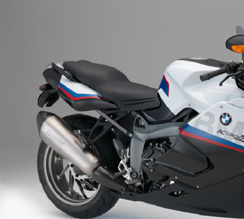 Yên xe đơn giản bọc da dành cho 2 người. Điểm nhấn của xe là ống xả cỡ lớn tạo ra những âm thanh nổ hấp dẫn giới chơi xe. Xe được bán tại Đức với giá 19.950 Euro (khoảng 580 triệu đồng).