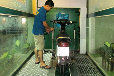 Với công nghệ mới, chỉ cần từ 1-2 người là có thể vận hành toàn bộ hệ thống. Mỗi ngày, hệ thống rửa xe tự động rửa được khoảng 200 chiếc xe, thu về hơn 3 triệu đồng/ngày.