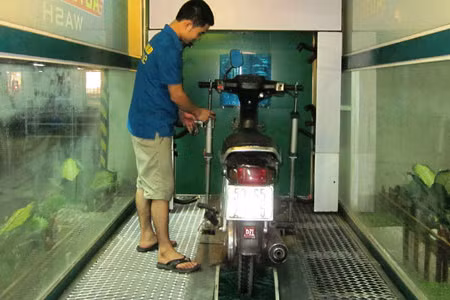 Với công nghệ mới, chỉ cần từ 1-2 người là có thể vận hành toàn bộ hệ thống. Mỗi ngày, hệ thống rửa xe tự động rửa được khoảng 200 chiếc xe, thu về hơn 3 triệu đồng/ngày.