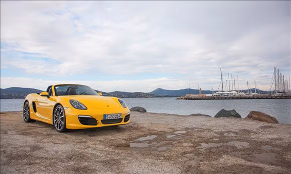 Porsche Boxster/Cayman GTS là mẫu xe thể thao được nhiều người hâm mộ. Tuy không có nhiều đột phá, nhưng dáng vẻ thể thao truyền thống cùng mức giá phù hợp 75.000 USD là những điều kiện cần thiết để dòng xe này hứa hẹn làm mưa làm gió trong năm 2015.