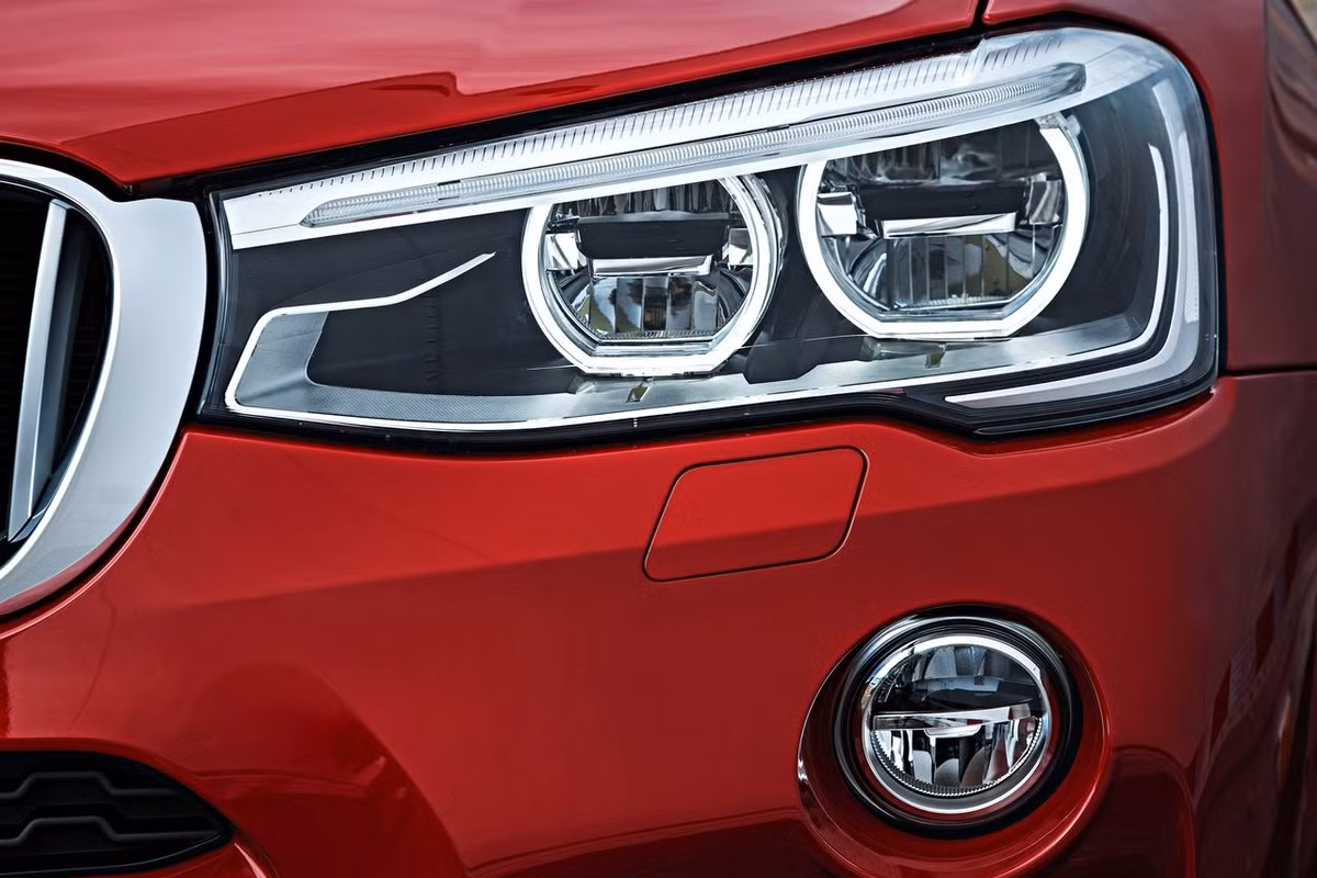 Đèn pha kép cá tính và hẹp tăng thêm độ sắc sảo cho đôi mắt của xe.