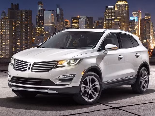 Crossover Lincoln MKC 2015 sang trọng và nổi bật với lưới tản nhiệt hình cánh chim mạ crom, đèn chiếu sáng ban ngày, hệ thống đèn hậu trải dài hết phần sau. Xe được trang bị bộ lazang 18 inch bằng nhôm, bên cạnh đó còn có tùy chọn lazang 19 inch, 20 inch.