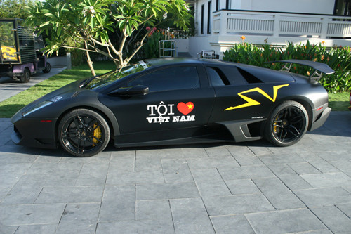 Biểu tượng độc quyền trên thân xe Lamborghini Murcielago.