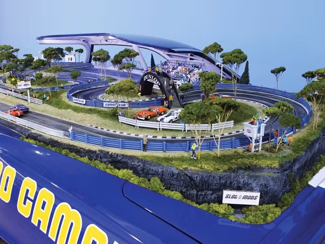 Trường đua mini dựa trên thiết kế trường đua thật với những tỉ lệ chính xác, tạo cảm giác đua xe như thật.