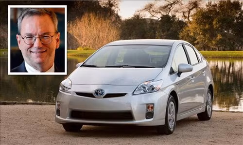 Eric Schmidt hiện tại đang là CEO của Google lái chiếc Toyota Prius đi làm với giá cực "bèo" 24.000 USD.