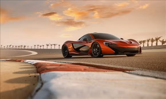 Đứa con cưng McLaren P1 là siêu xe nhiều lần đánh bại "vua tốc độ" Bugatti Veyron nhờ động cơ 903 mã lực và trọng lượng nhẹ hơn rất nhiều. Xe có giá 1,15 triệu USD, trở thành niềm khao khát của hàng loạt tỉ phú trên thế giới.