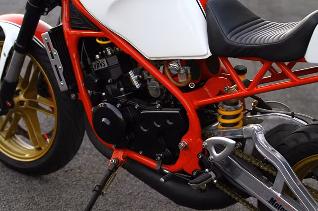 Khung thép trần đỡ động cơ của Yamaha được giữ nguyên. Xi-lanh được thay thế với dung tích lên tới 421 cc. Một bộ ly hợp hiệu suất cao cũng được sử dụng nhằm tăng hiệu quả cho xe.