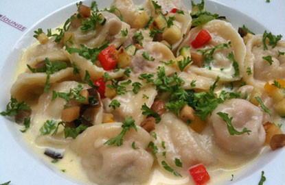 Các món ăn của Luxembourg là kết hợp ẩm thực của nhiều quốc gia tây Âu với hương vị quyến rũ. Giá chi trả cho mỗi món ăn tại nước này cao hơn Việt Nam 59% và Mỹ 23%.