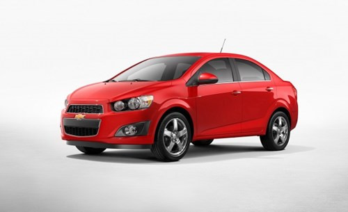 Chevrolet Sonic LS trang bị động cơ 4 xi-lanh 138 mã lực. Xe được trang bị 10 túi khí cũng như nhiều hệ thống an toàn đi kèm theo. Giá xe được bán trên thị trường là gần 15.000 USD.