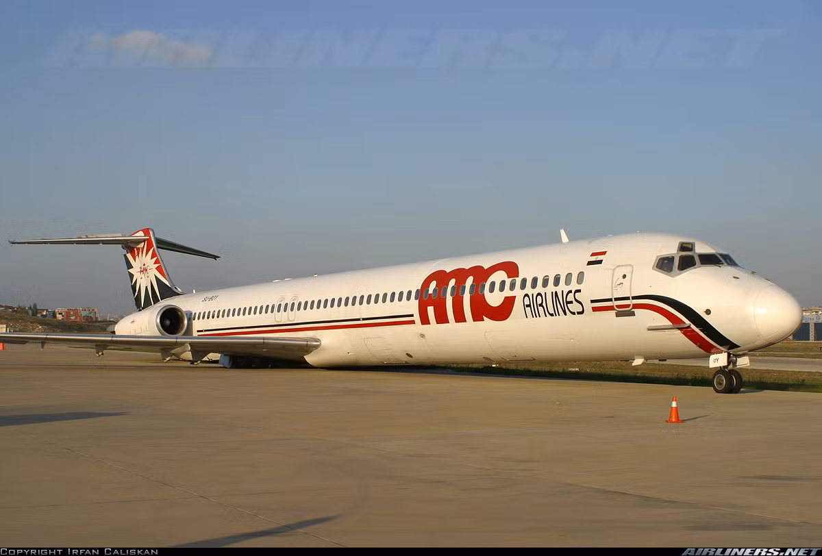 Điểm khác biệt trong thiết kế của dòng máy bay này so với các hãng khác là vị trí của cánh lùi sâu xuống đuôi, tạo cảm giác mũi máy bay dài hơn so với bình thường.